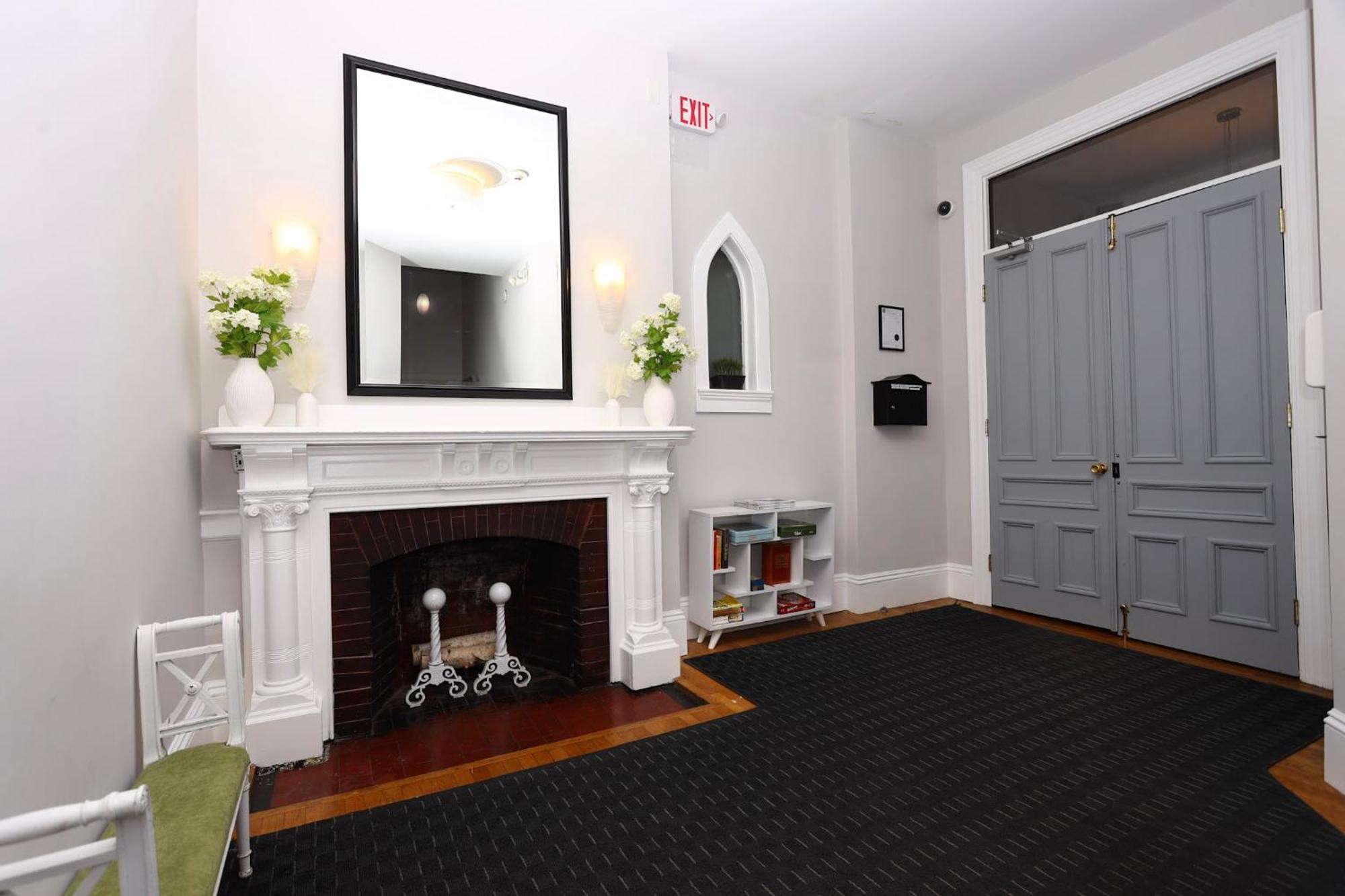 Stylish Studio On Newbury St #3 Бостон Экстерьер фото